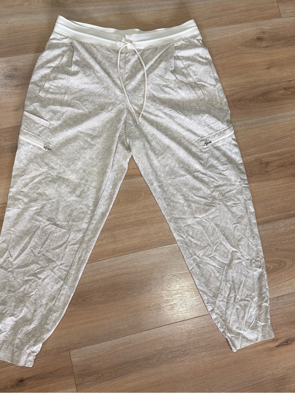 Athleta Venture Printed Pant Sz 12 Cream Gray Animal Print